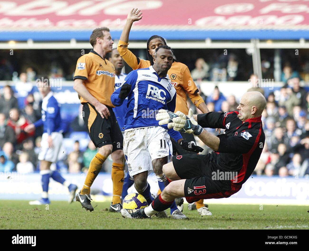 Wolverhampton Wanderers' goalkeeper Marcus Hahnemann (right) challenges Birmingham City's Cristian Benitez (left) for the ball Stock Photo