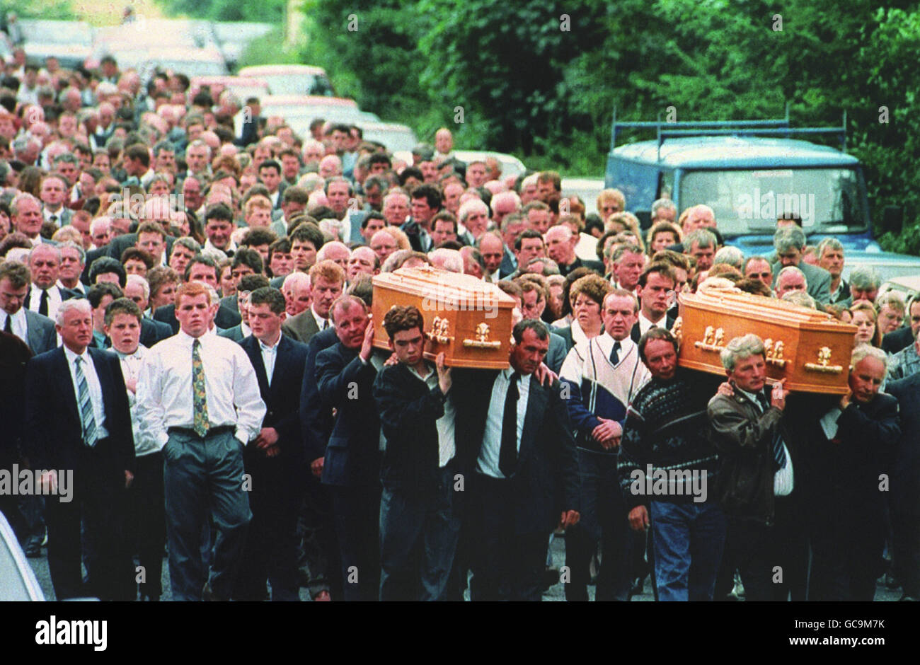 THE TOWNSPEOPLE OF LOUGHISLAND FOLLOW THE COFFINS OF 87 YEAR OLD BARNEY GREEN AND HIS NEPHEW, DAN MCREANOR, AS THEY ARE CARRIED TO THE HOLY FAMILY CHURCH FOR THEIR FUNERAL SERVICE. Stock Photo
