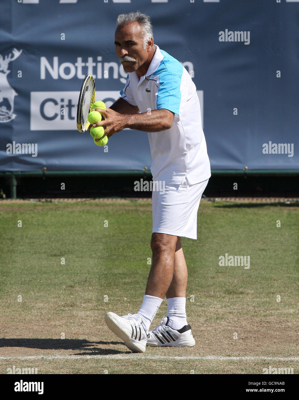 Iranian tennis player Mansour Bahrami serves whilst holding several balls  in his left hand during day one of Nottingham Masters 2009 Stock Photo -  Alamy