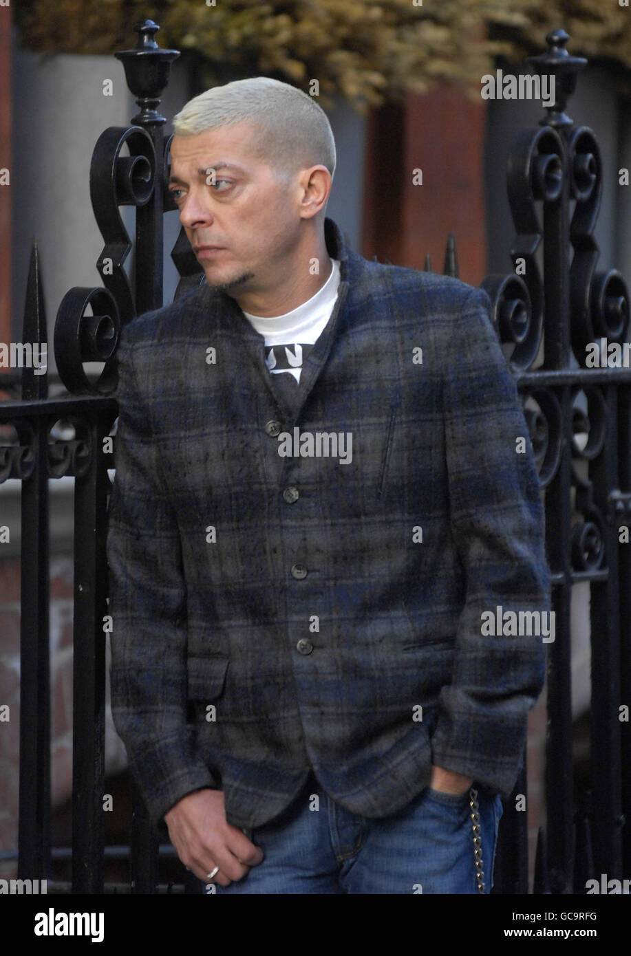 Alexander McQueen death. An unidentified man believed to be a friend of Alexander McQueen outside McQueen s flat in central London Stock Photo Alamy