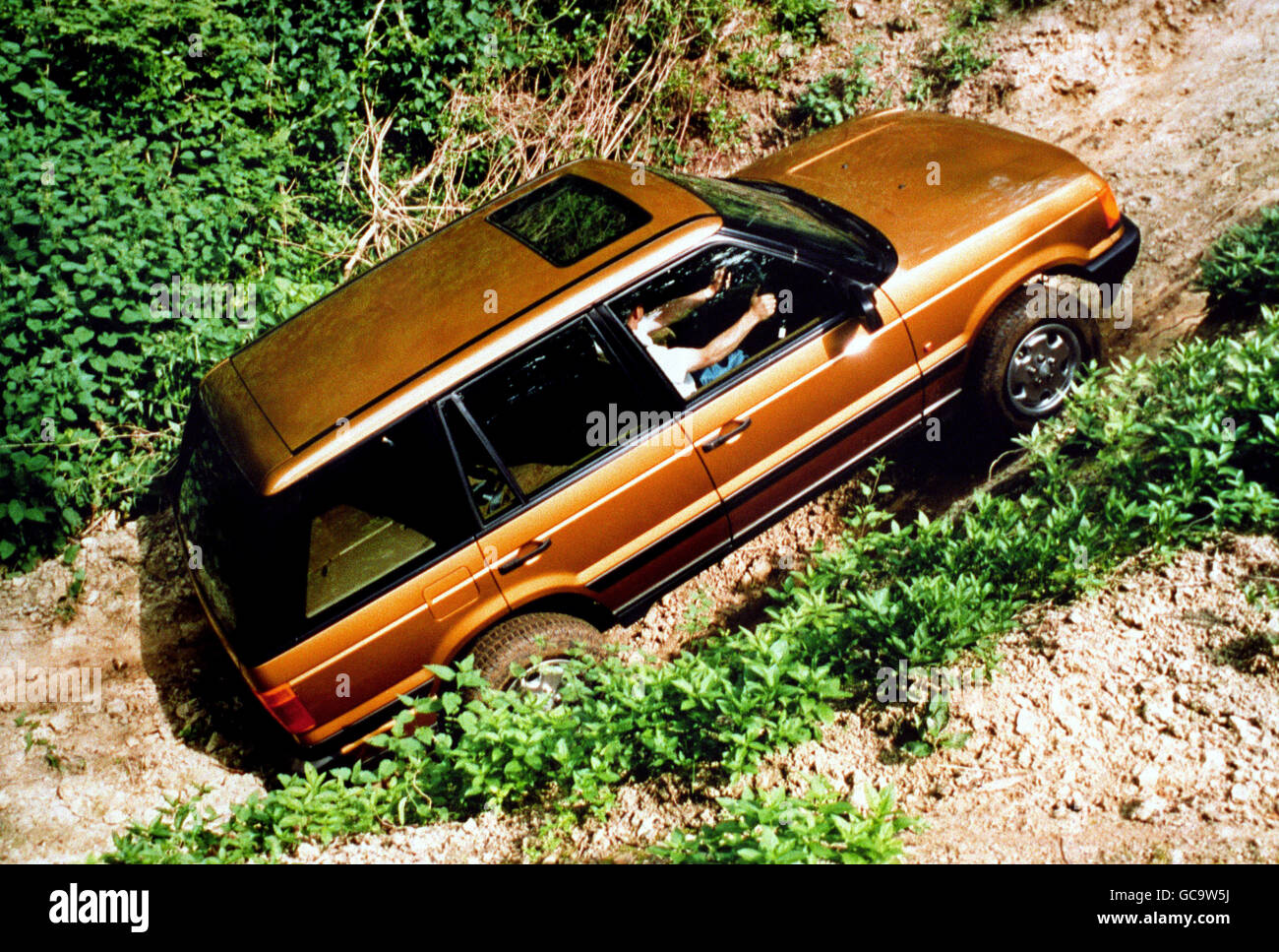 THE NEW RANGE ROVER WITH EYECATCHING CONTOURS, A MORE SUMPTUOUS