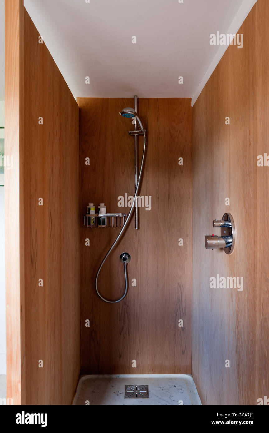 https://c8.alamy.com/comp/GCA7J1/teak-panelled-shower-unit-with-marble-shower-tray-GCA7J1.jpg