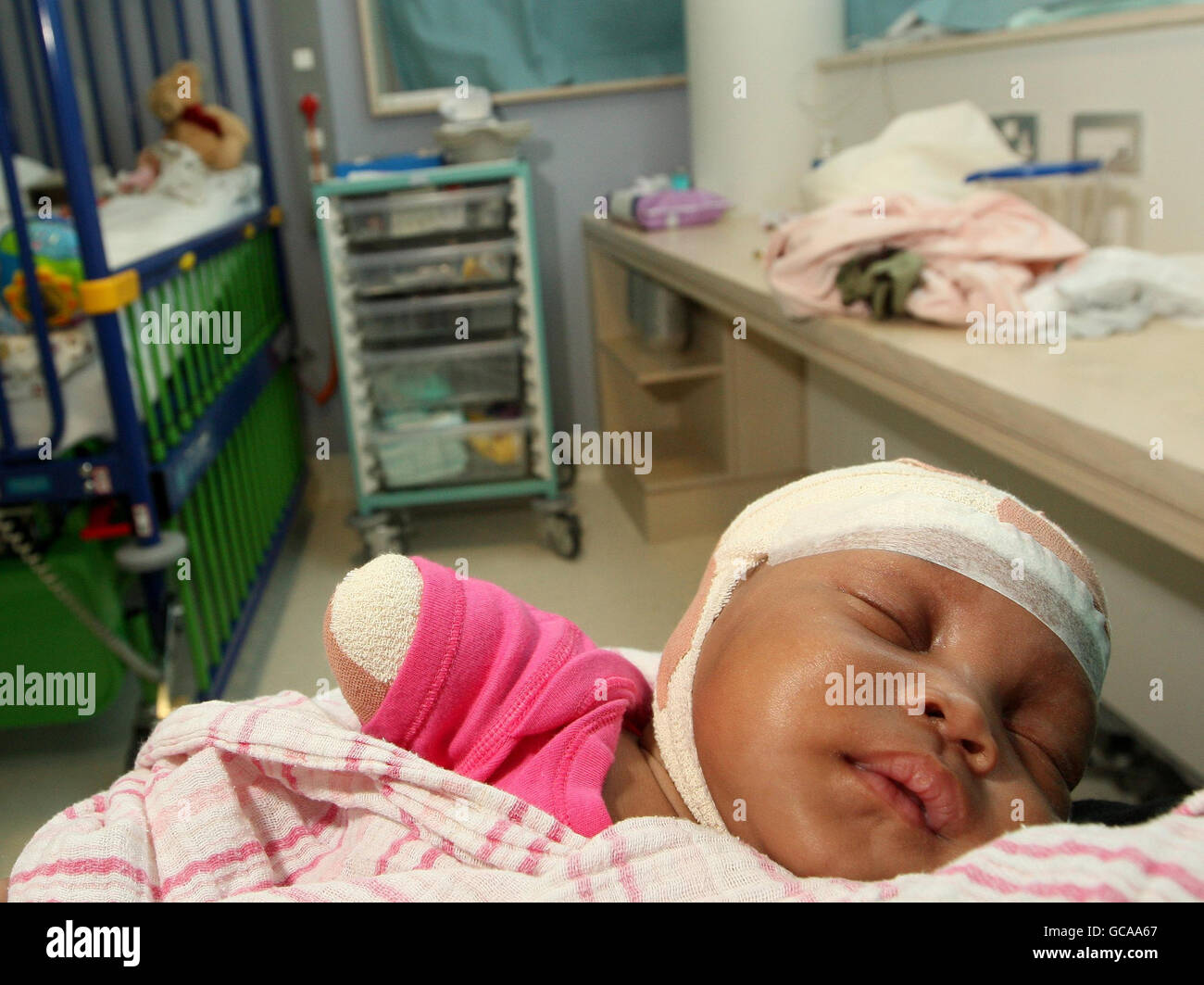 Injured earthquake haiti hi-res stock photography and images - Alamy