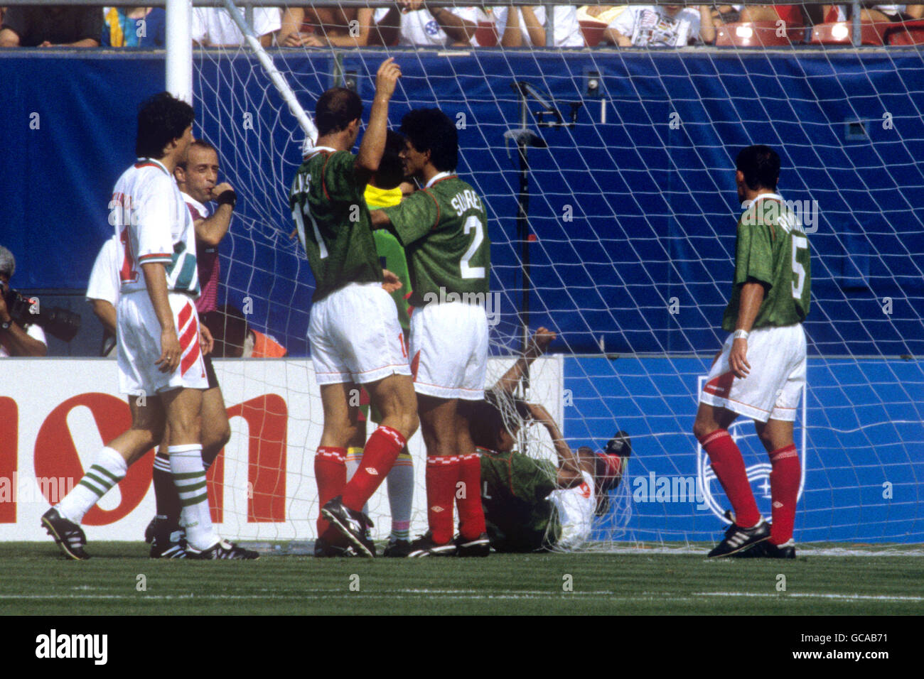 Soccer - FIFA World Cup USA 94 - Second Round - Bulgaria v Mexico - Giants Stadium, New York Stock Photo