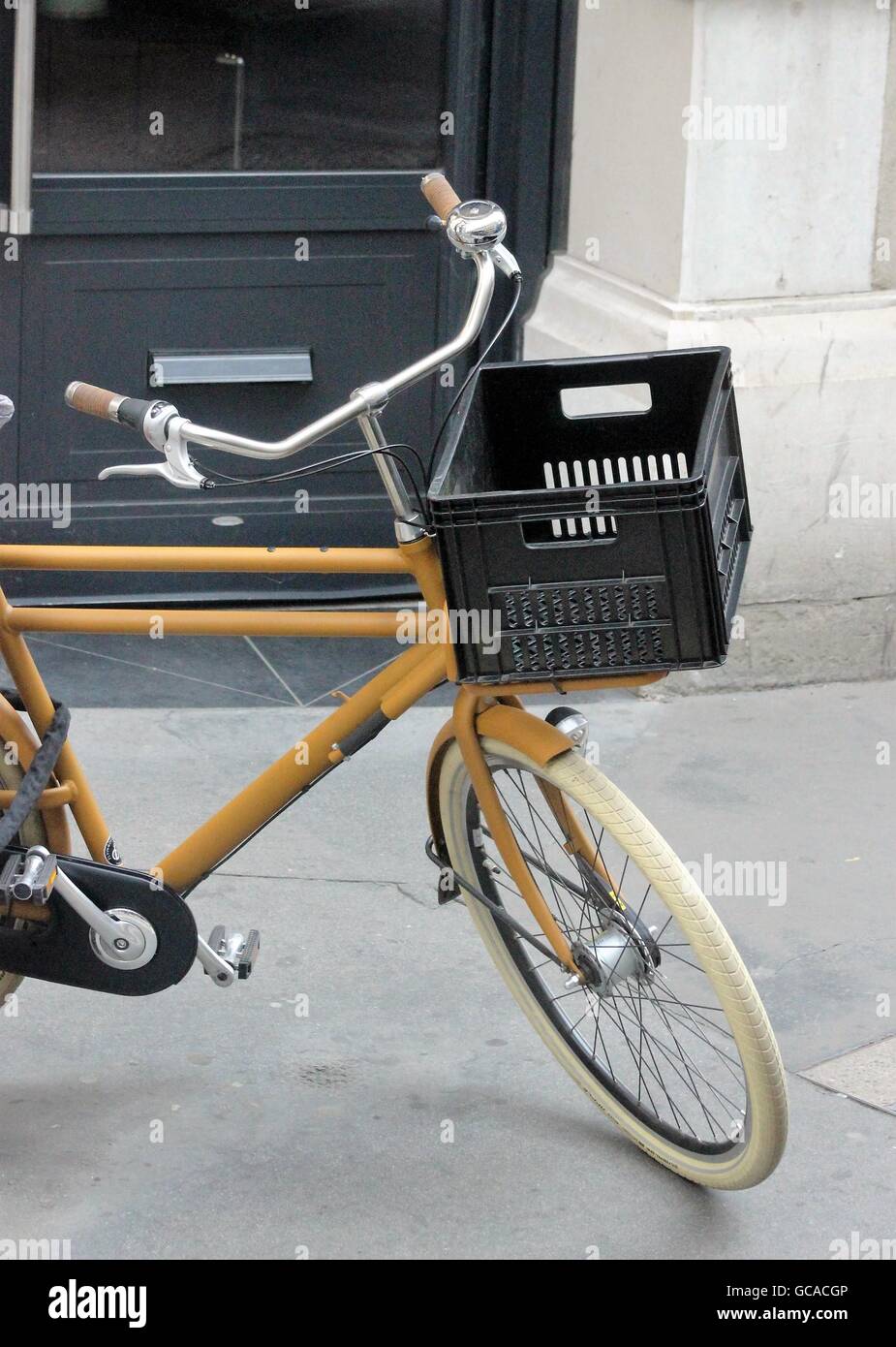 Gold bike with basket hi res stock photography and images Alamy