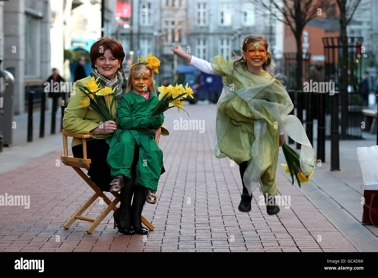 Actress Brenda Blethyn helps launch the Irish Cancer Society's 2010 Daffodil Day campaign with Emily Bell, 3, and Jessica Bell, 6, from Ranelagh in Dublin at the Gaiety Theatre. Stock Photo