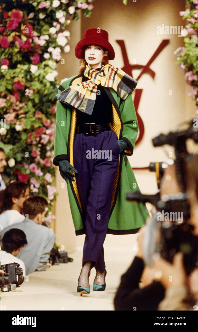 fashion, 1990s, mannequin, half length, wearing pullover and pleated skirt,  catwalk, autumn winter, Pret-a-porter, by Chanel, Paris, 1991, 90s Stock  Photo - Alamy