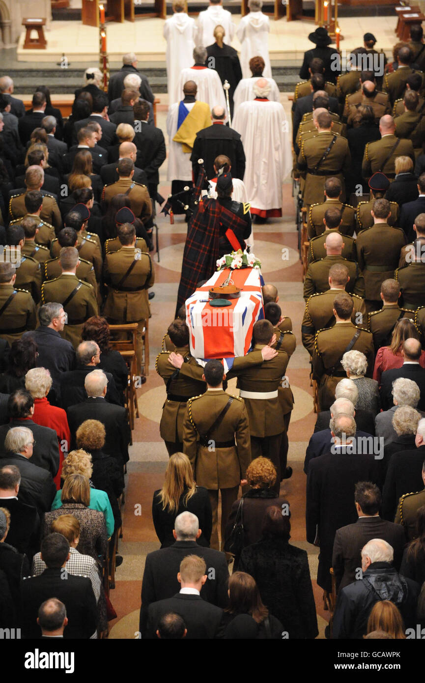The Union flag draped coffin of Captain Daniel Read, 31, of 11 Explosive Ordnance Disposal Regiment, Royal Logistic Corps, is carried with full honours into Truro Cathedral, Cornwall for his funeral. Stock Photo