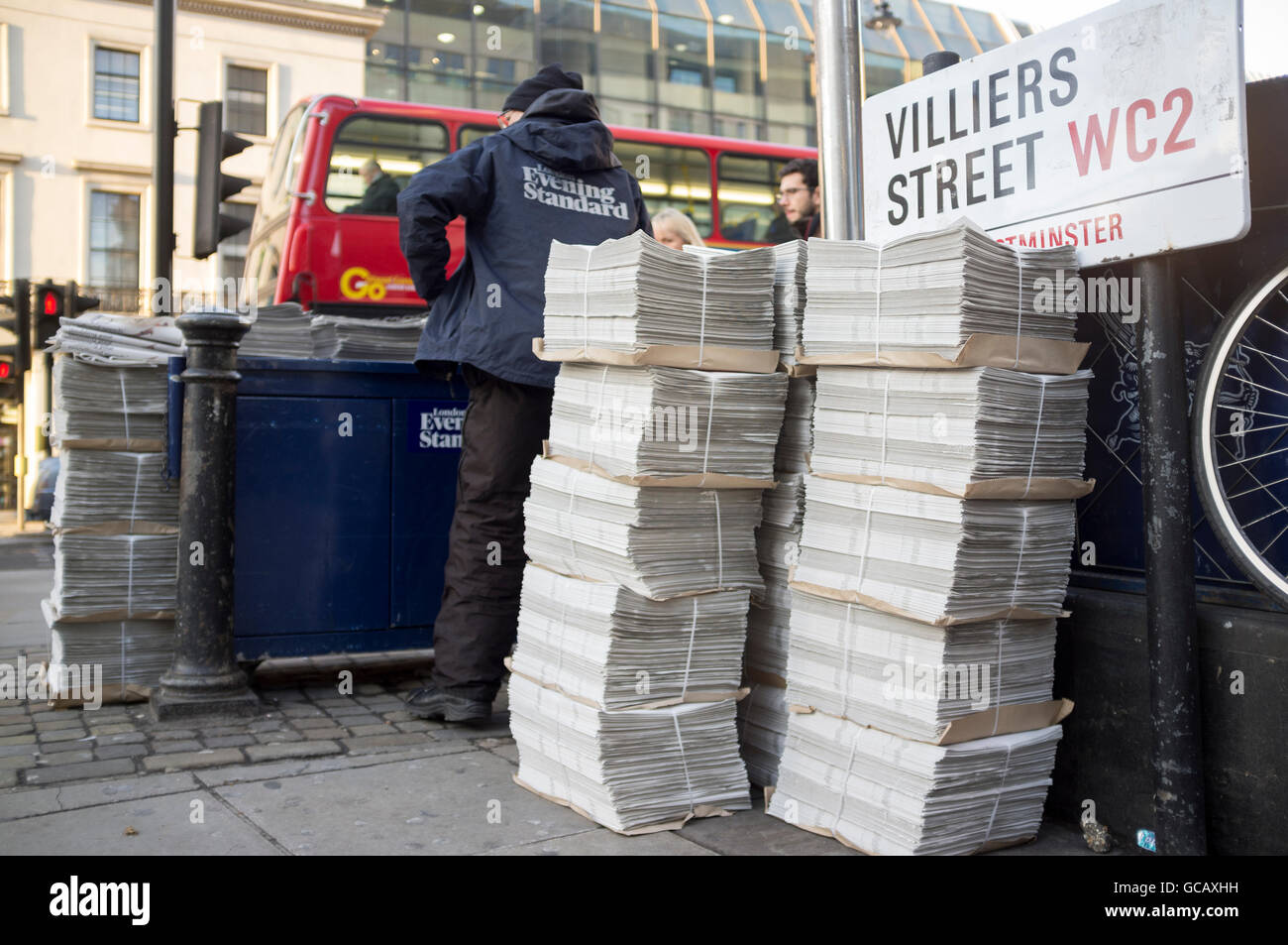Man selling Evening Standard newspaper Villiers Street, London WC2 Stock Photo
