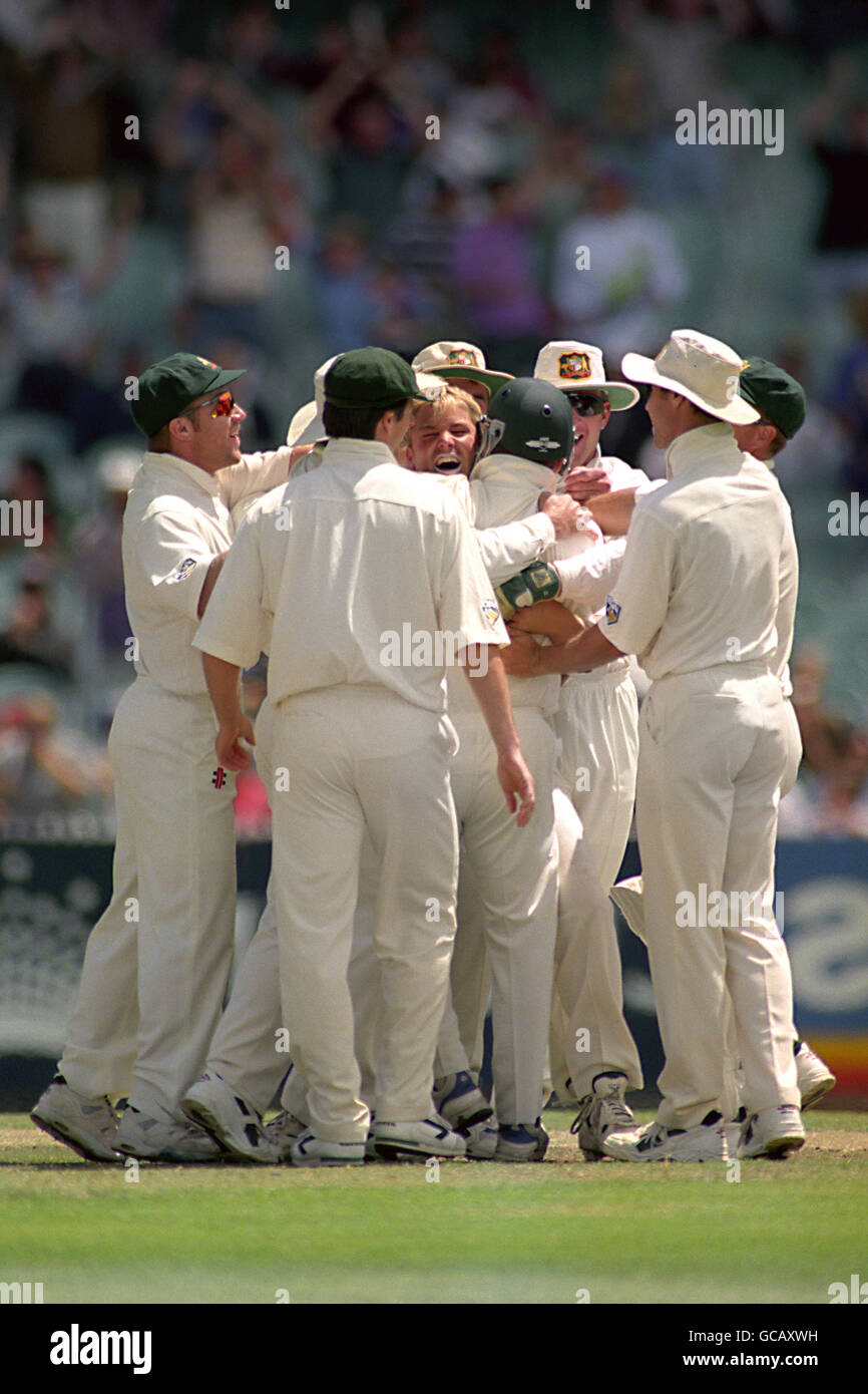 AUSTRALIA'S SHANE WARNE [C], HUGS DAVID BOON AFTER TAKING A HAT-TRICK OF WICKETS FOR A DUCK, DURING THE LAST DAY OF THE 5TH TEST AGAINST ENGLAND. Stock Photo