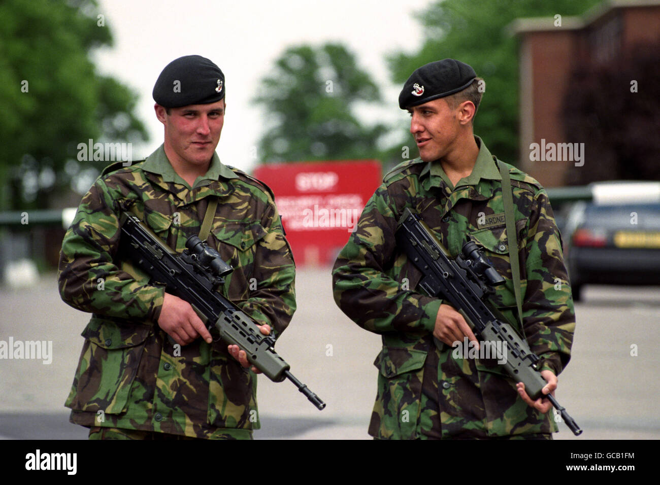 TWO SOLDIERS ON GUARD OUTSIDE THE HEADQUARTERS OF THE COLCHESTER GARRISON OF 24 AIRMOBILE BRIGADE FROM WHERE MEMBERS OF 19 REGIMENT ROYAL ARTILLERY ARE LEAVING FOR BOSNIA FOLLOWING THE SEIZURE OF 23 BRITISH UN TROOPS BY THE BOSNIAN SERB ARMY. Stock Photo