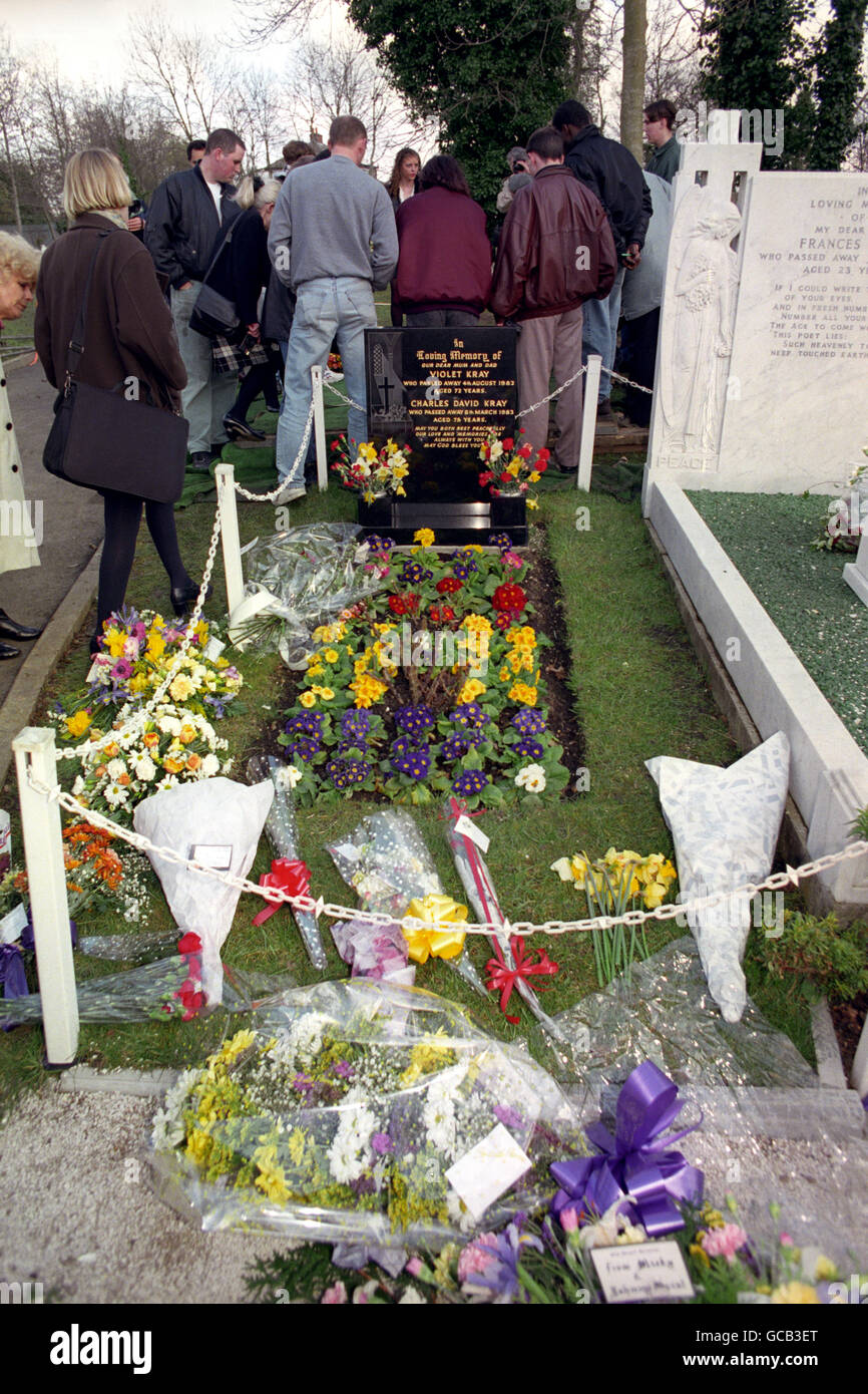 MOURNERS GATHER NEAR THE GRAVE OF VIOLET AND CHARLIE KRAY, MOTHER AND FATHER OF GANGLAND TWINS, RONNIE AND REGGIE, ON THE DAY THAT RONNIE WAS BURIED AT CHINGFORD MOUNT CEMETERY, ESSEX. Stock Photo