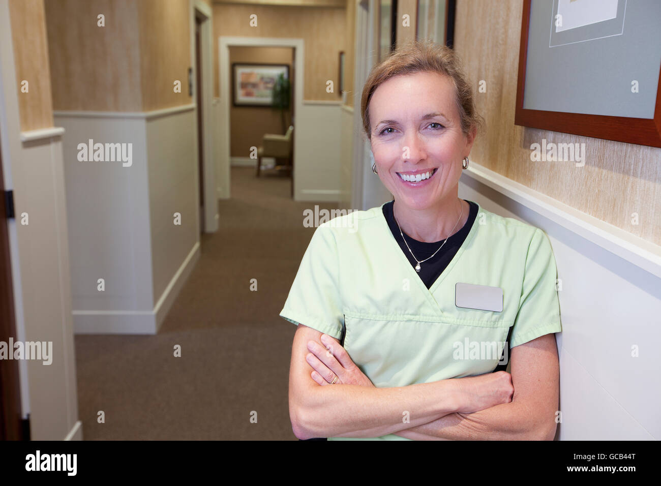 Woman Leaning Against Wall Arms Crossed Stock Photos & Woman Leaning