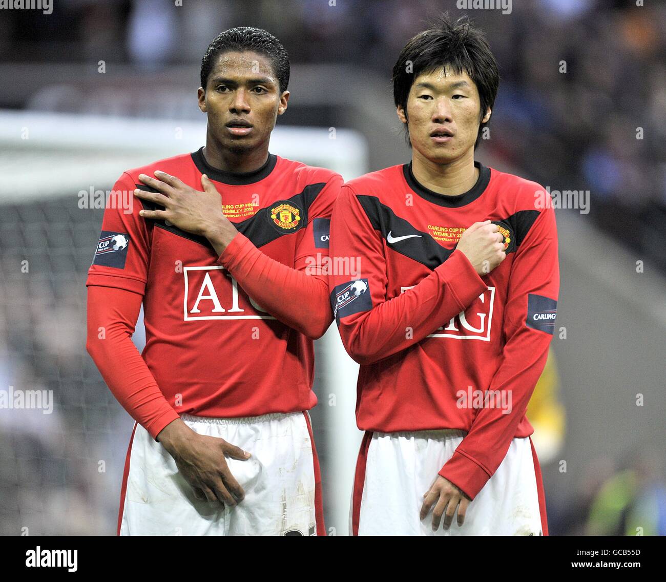 Soccer - Carling Cup - Final - Manchester United v Aston Villa - Wembley Stadium. Manchester United's Ji-Sung Park (right) and Antonio Valencia protect themselves in a defensive wall Stock Photo