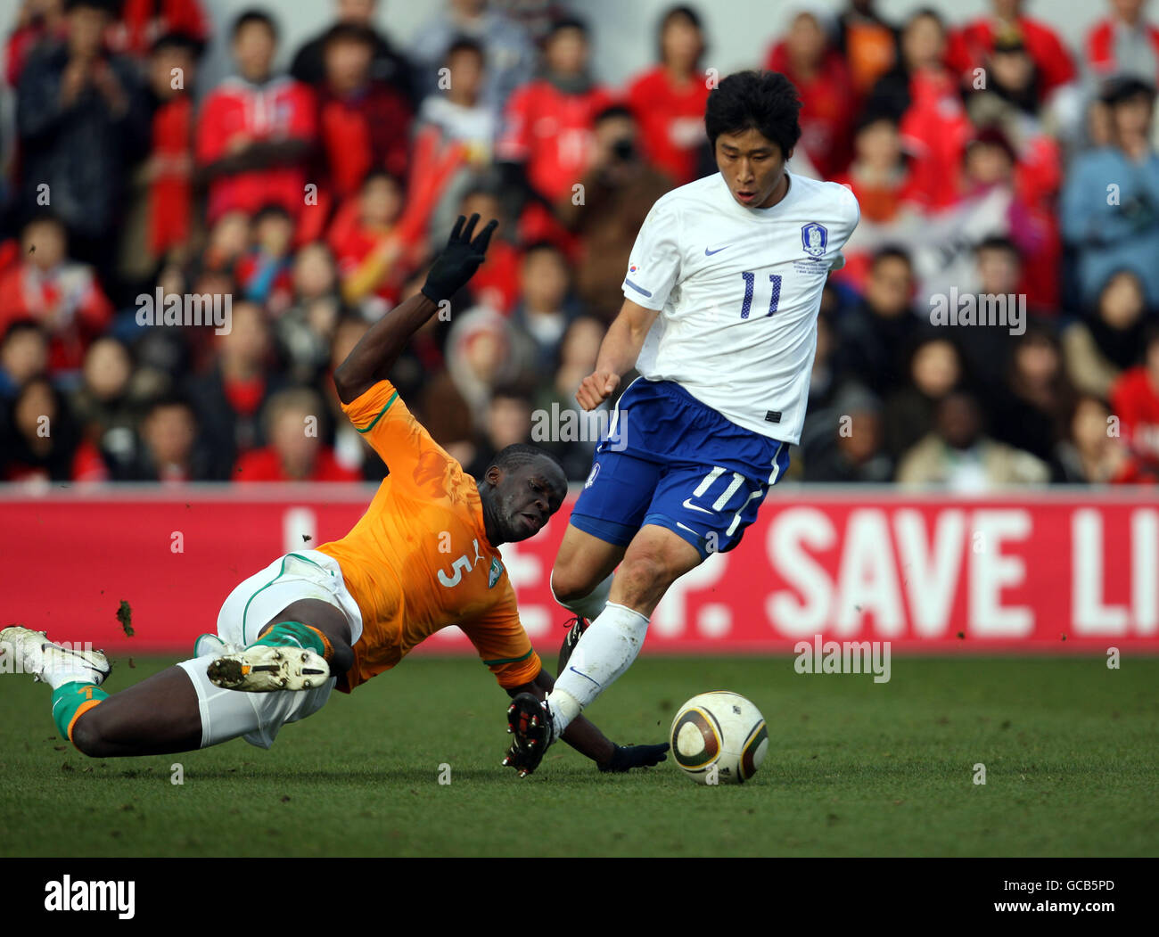 Ivory Coast's Cheick Tiote and South Korea's Lee Keun-Ho battle for the ball Stock Photo
