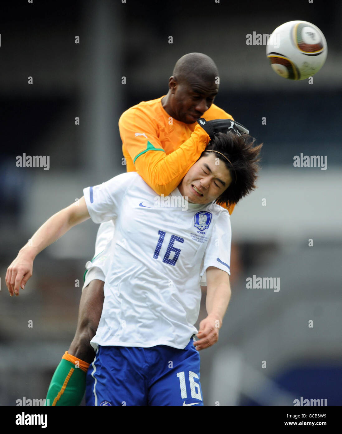 Soccer - International Friendly - South Korea v Ivory Coast - Loftus Road. Ivory Coast's Abdoulaye Meite beats South Korea's Ki Sung-Yong (below) to a header during the International Friendly at Loftus Road, London. Stock Photo