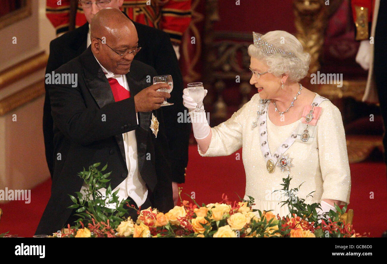 Queen Elizabeth II and South African President Jacob Zuma enjoy a toast at the start of the State Banquet at Buckingham Palace during the State Visit of South African President Jacob Zuma. Stock Photo