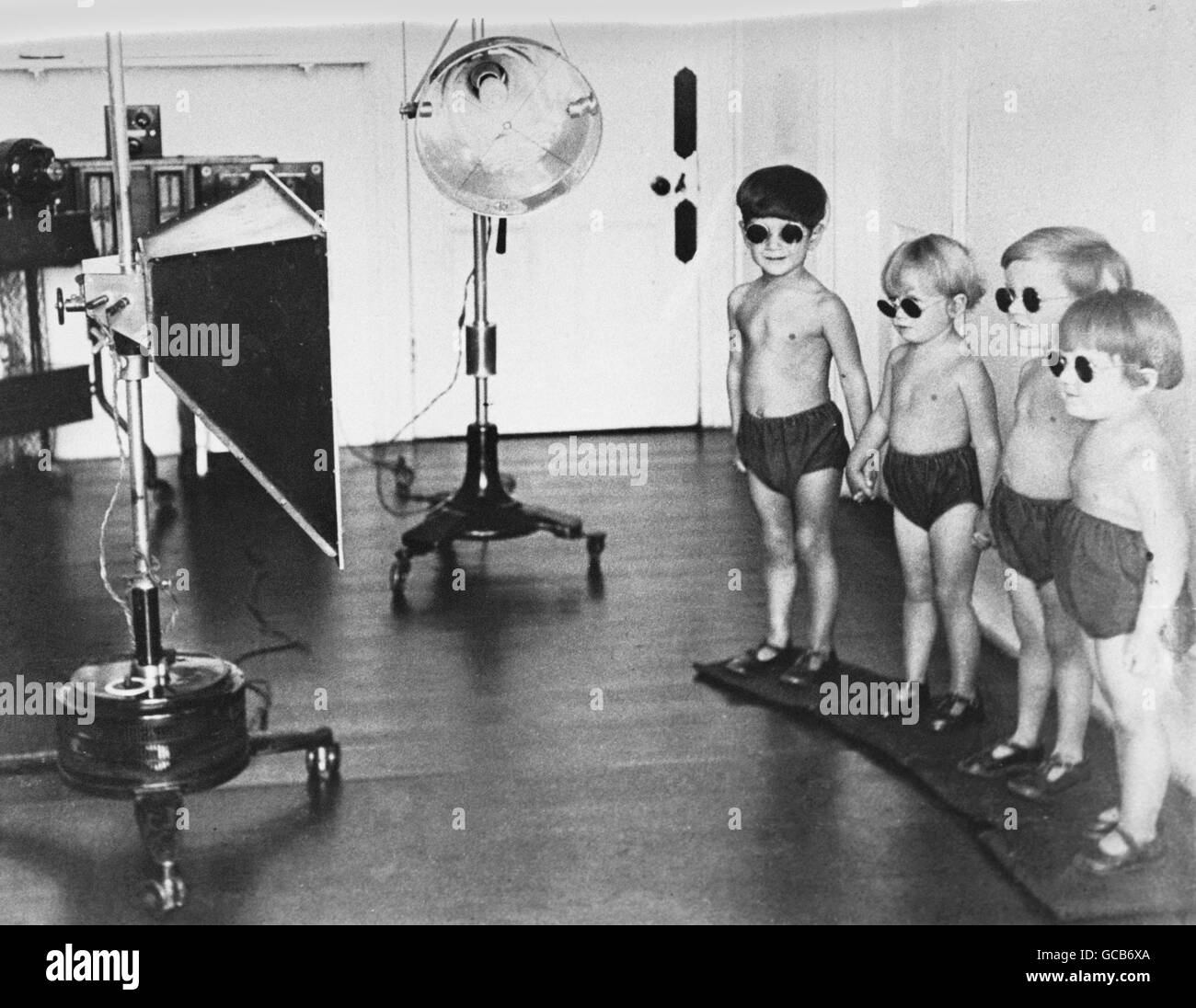 SUN RAY TREATMENT IN THE 1930'S, ONE OF THE PICTURES FEATURED IN A UNIQUE PHOTOGRAPHIC ARCHIVE CONTAINING HALF A MILLION IMAGES DATING FROM 1874 WHEN THOMAS BARNARDO FOUNDED HIS CHILDREN'S CHARITY. Stock Photo