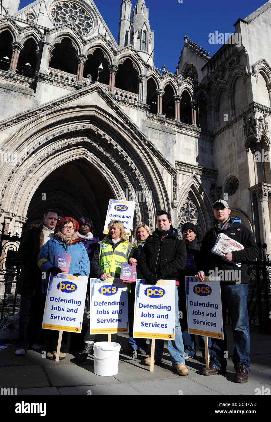 Staff from the Royal Courts of Justice, London take part in a 48 hour strike by Public and Commercial Services organised by the PCS, which is disputing the government's proposed changes to existing pension and compensation arrangements. Stock Photo