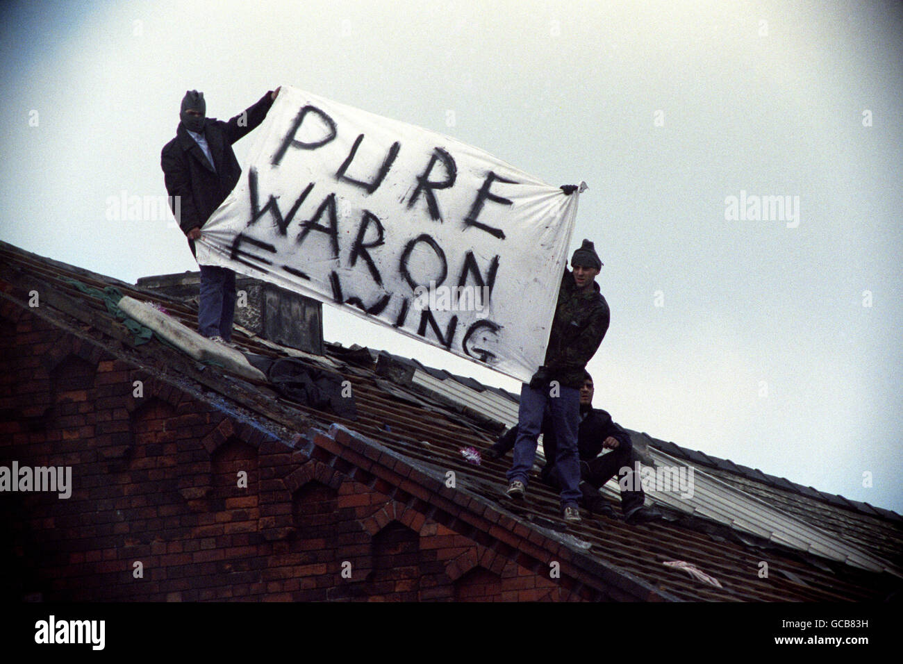 Prisoners display a banner declaring pure war on E Wing on the roof of Strangeways Prison. Stock Photo