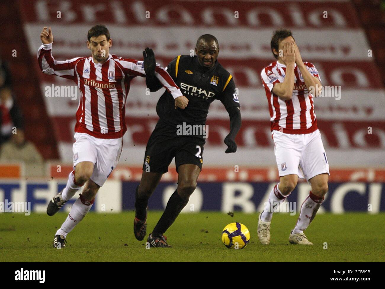 Manchester City's Patrick Vieira catches Stoke City's Dean Whitehead in the face before battling for the ball with Rory Delap (left) Stock Photo