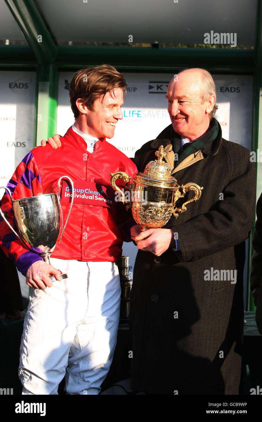 Horse Racing - Help For Heroes Royal Artillery Gold Cup Day - Sandown Park Racecourse Stock Photo