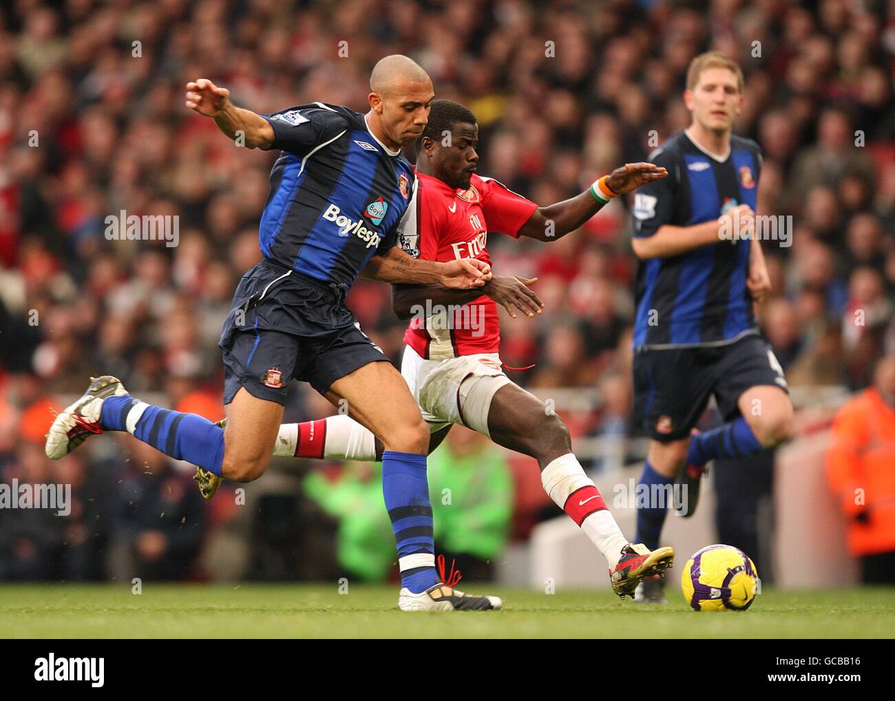 Sunderland's Anton Ferdinand (left) in action with Arsenal's Emmanuel Eboue Stock Photo