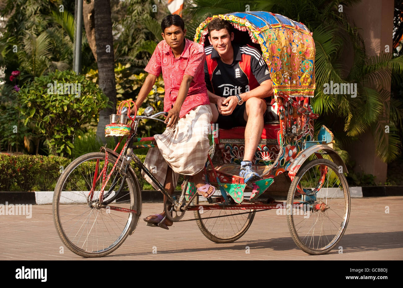 Rickshaw rider dhaka bangladesh hi-res stock photography and images - Alamy