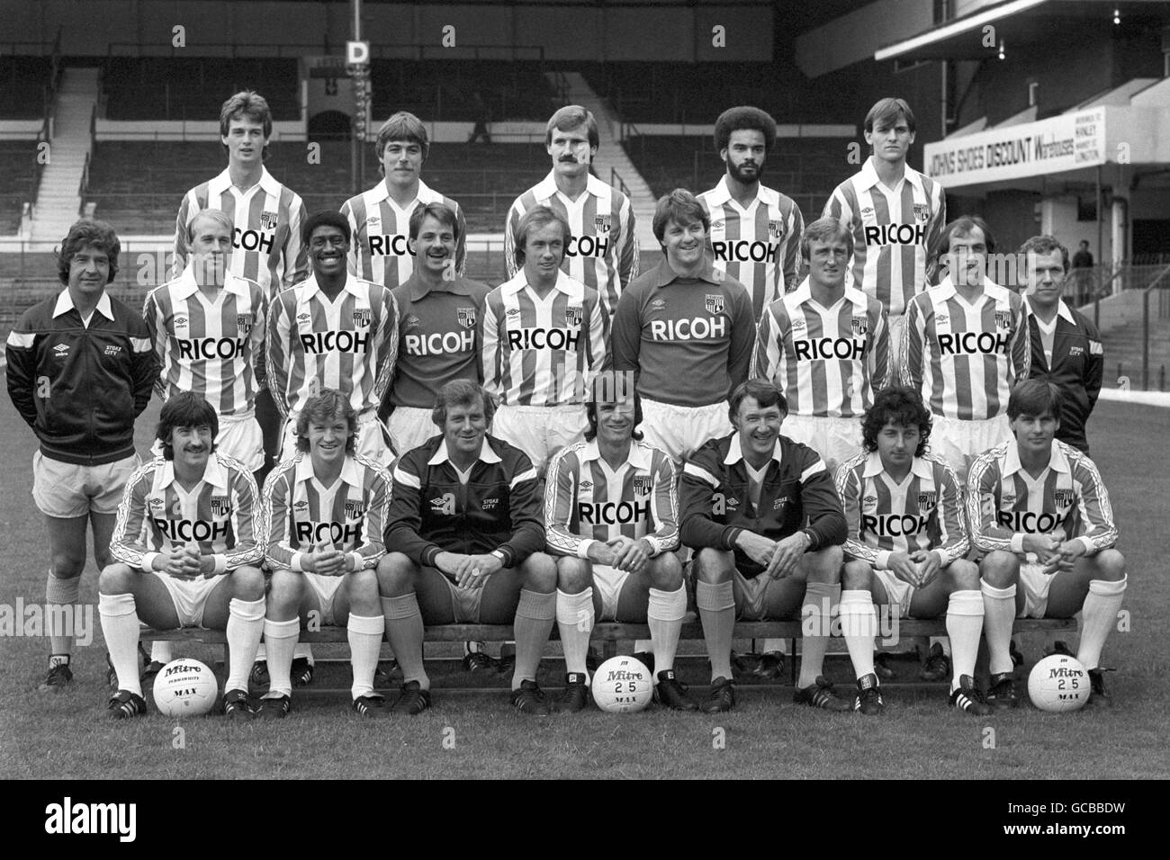 Stoke City Team Group. (top l-r) David McAughtrie, Steve Ford, Brendan O'Callaghan, George Berry and Steve Bould. (middle l-r) Tony Lacey, Loek Ursem, Mark Chamberlain, Peter Fox, Sammy McIlroy, Mark Harrison, Derek Parkin, Paul Maguire and Mike Allen. (front l-r) Peter Hampton, Peter Griffiths, Bill Asprey, Dave Watson, Richie Barker, Micky Thomas and Paul Bracewell. Stock Photo