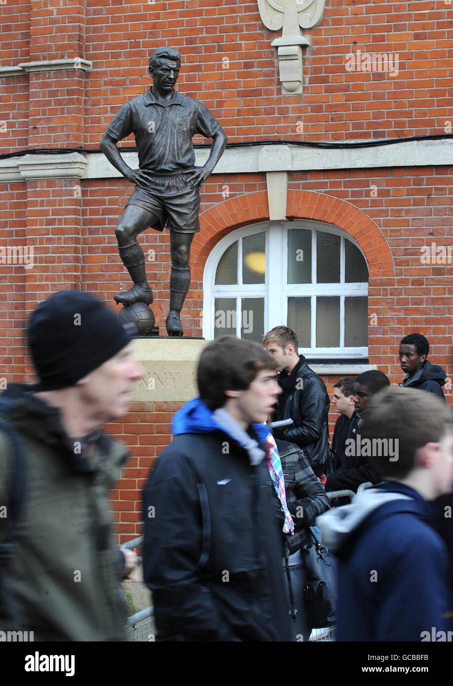The statue of fulham legend johnny haynes outside craven cottage hires stock photography and