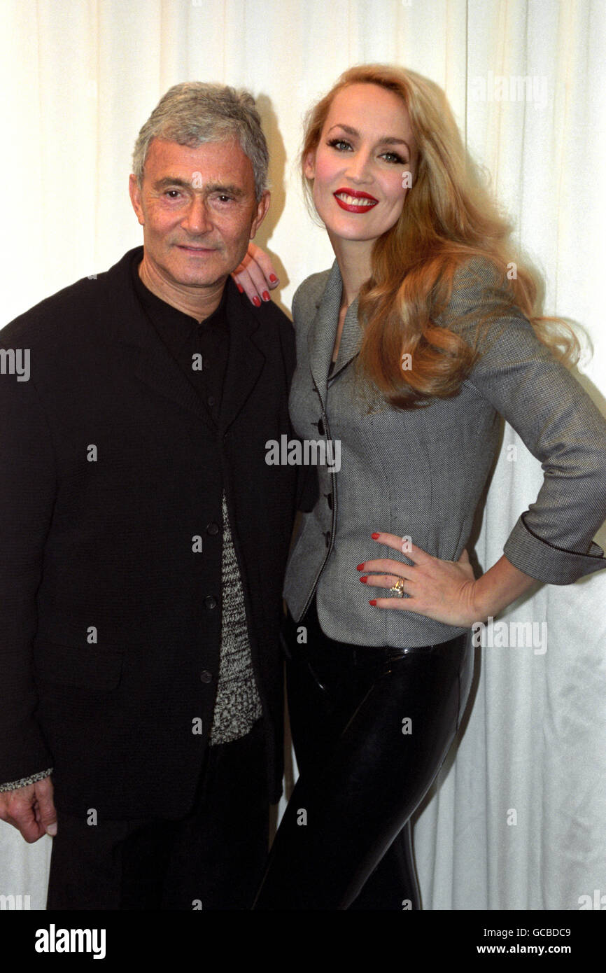 SUPERMODEL JERRY HALL ACCOMPANIED BY VIDAL SASSOON PICTURED AT THE SHOWING OF THE TOMASZ STARZENWSKI COLLECTION DURING SHOW AS PART OF LONDON FASHION WEEK. Stock Photo