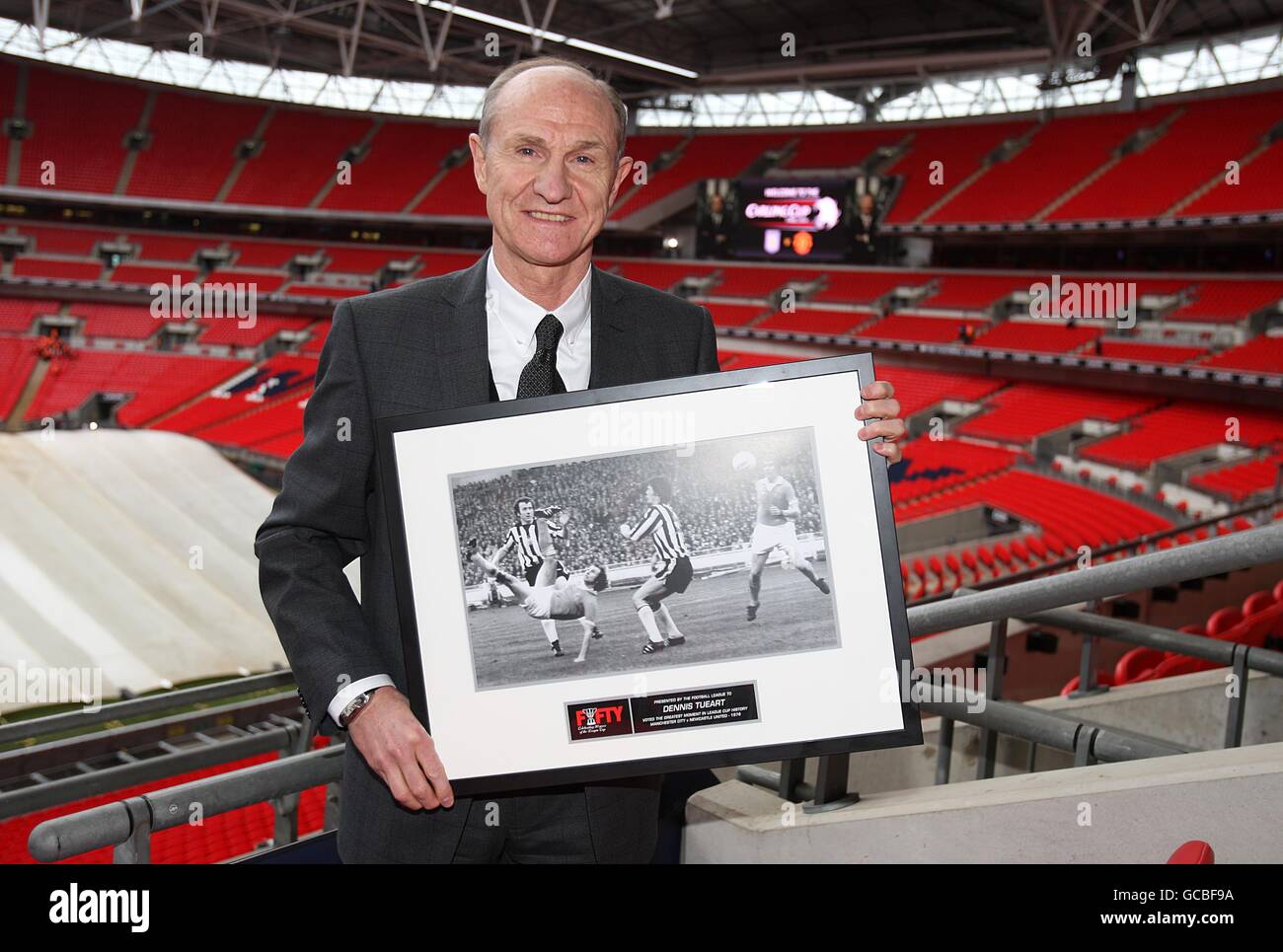 Dennis Tueart with his award for the top moment in League Cup history, his goal in the 1976 League Cup final Stock Photo