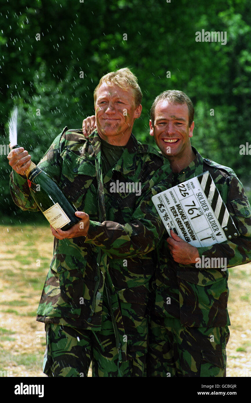 JEROME FLYNN AND ROBSON GREEN, ON RIGHT, CELEBRATING THEIR NO 1 HIT RECORD,  UNCHAINED MELODY, TAKEN FROM THE ITV PROGRAMME SOLDIER SOLDIER Stock Photo  - Alamy, image size:866x1390