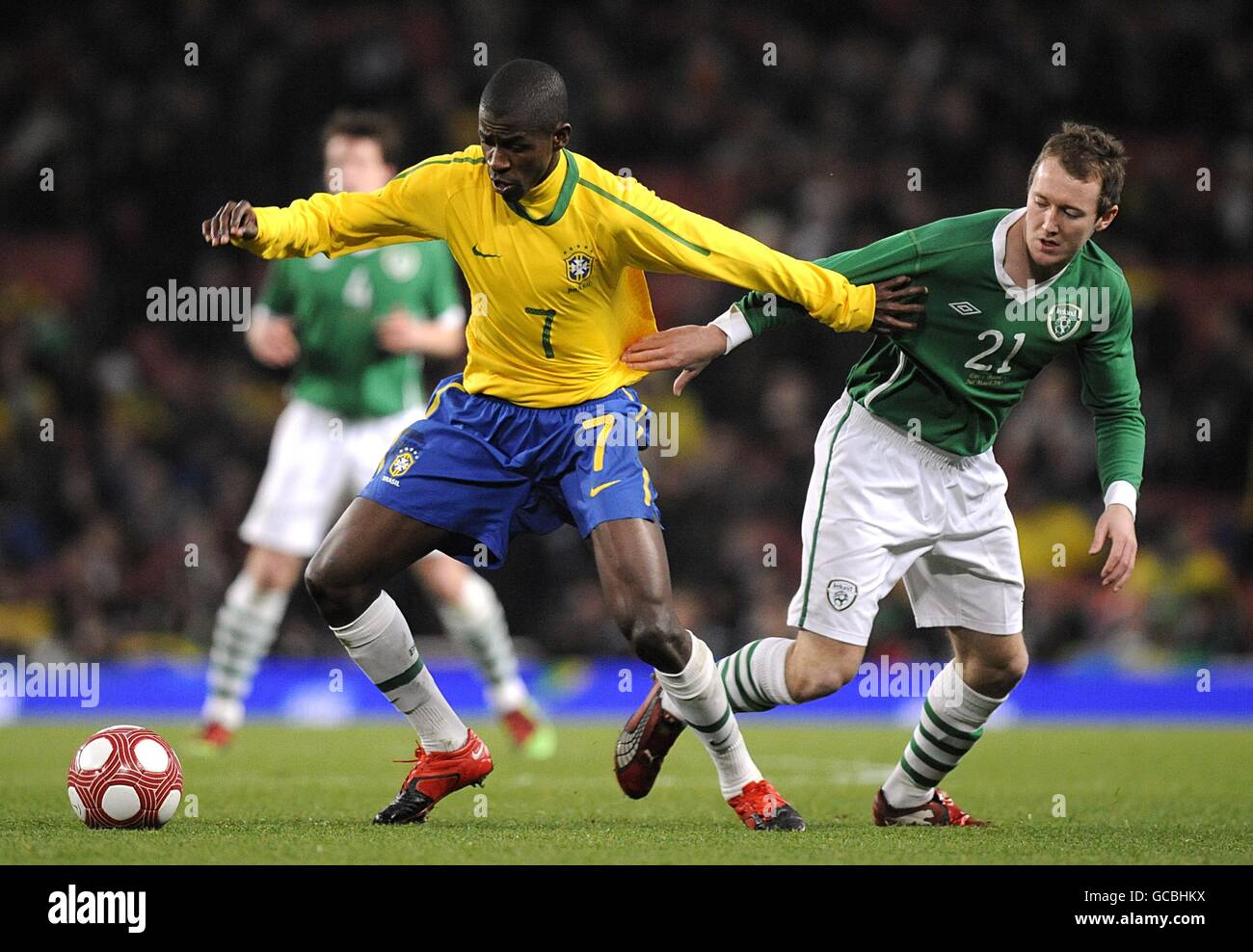Soccer - International Friendly - Brazil v Republic of Ireland - Emirates Stadium. Brazil's Nascimento Santos Ramires (left) and Republic of Ireland's Aiden McGeady battle for the ball Stock Photo