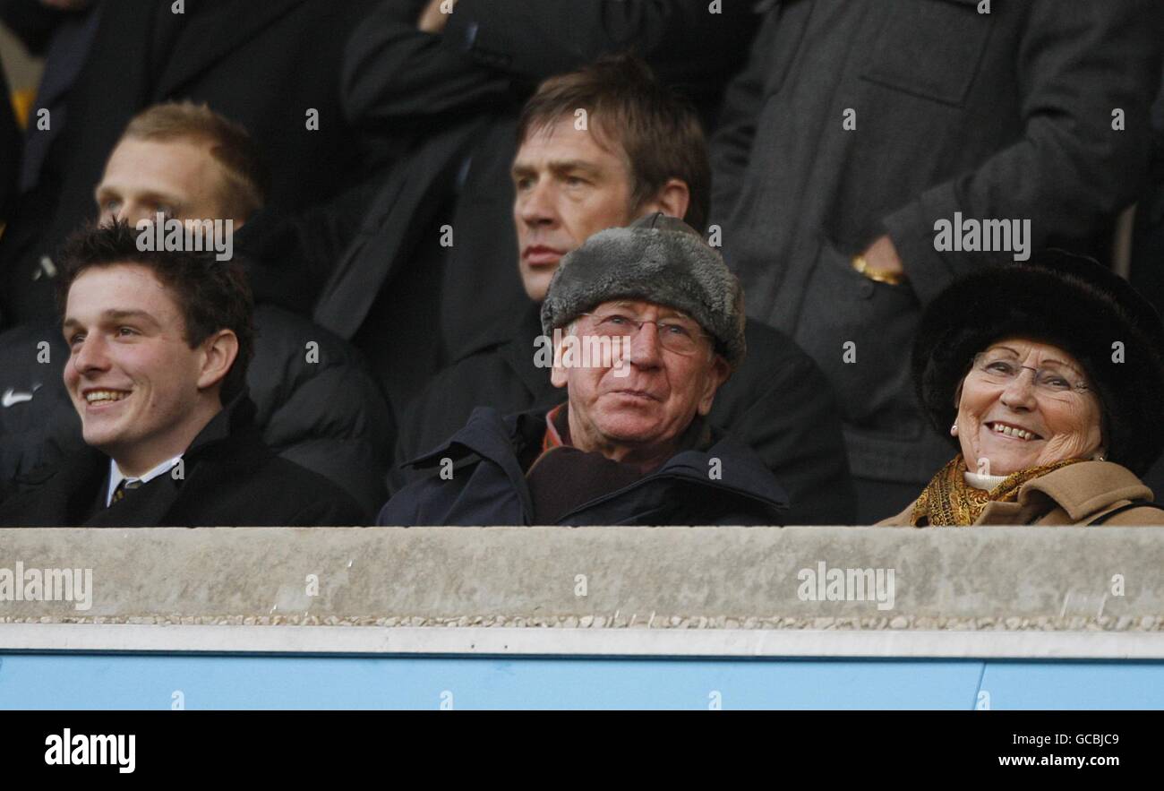Soccer - Barclays Premier League - Wolverhampton Wanderers v Manchester United - Molineux. Sir Bobby Charlton (centre) and his wife Norma (right) in the stands Stock Photo
