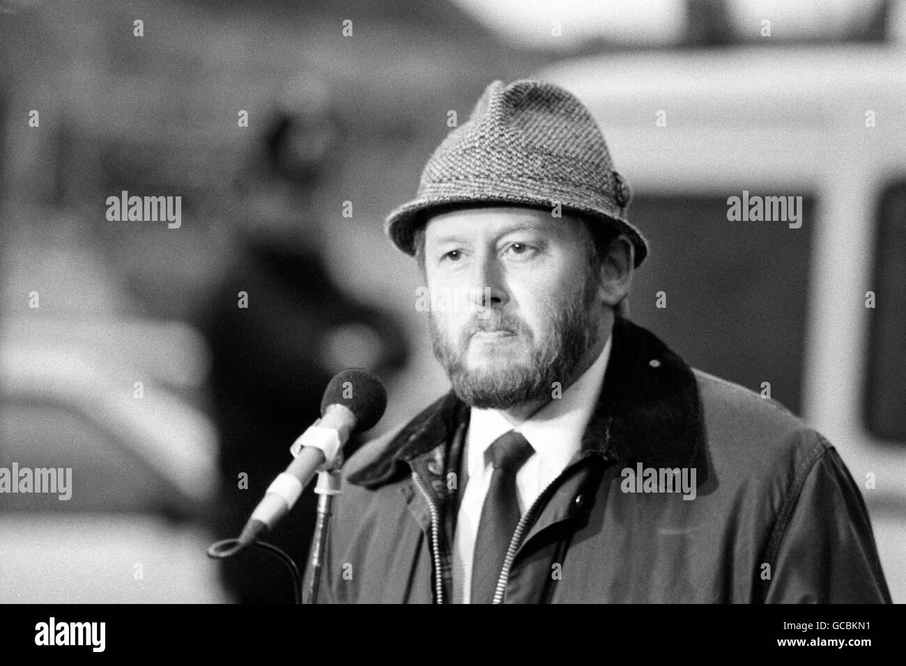 Crime - Strangeways Prison Riot - Manchester. Ian Lockwood, Senior Governor of Prison Services speaking outside Strangeways Prison. Stock Photo
