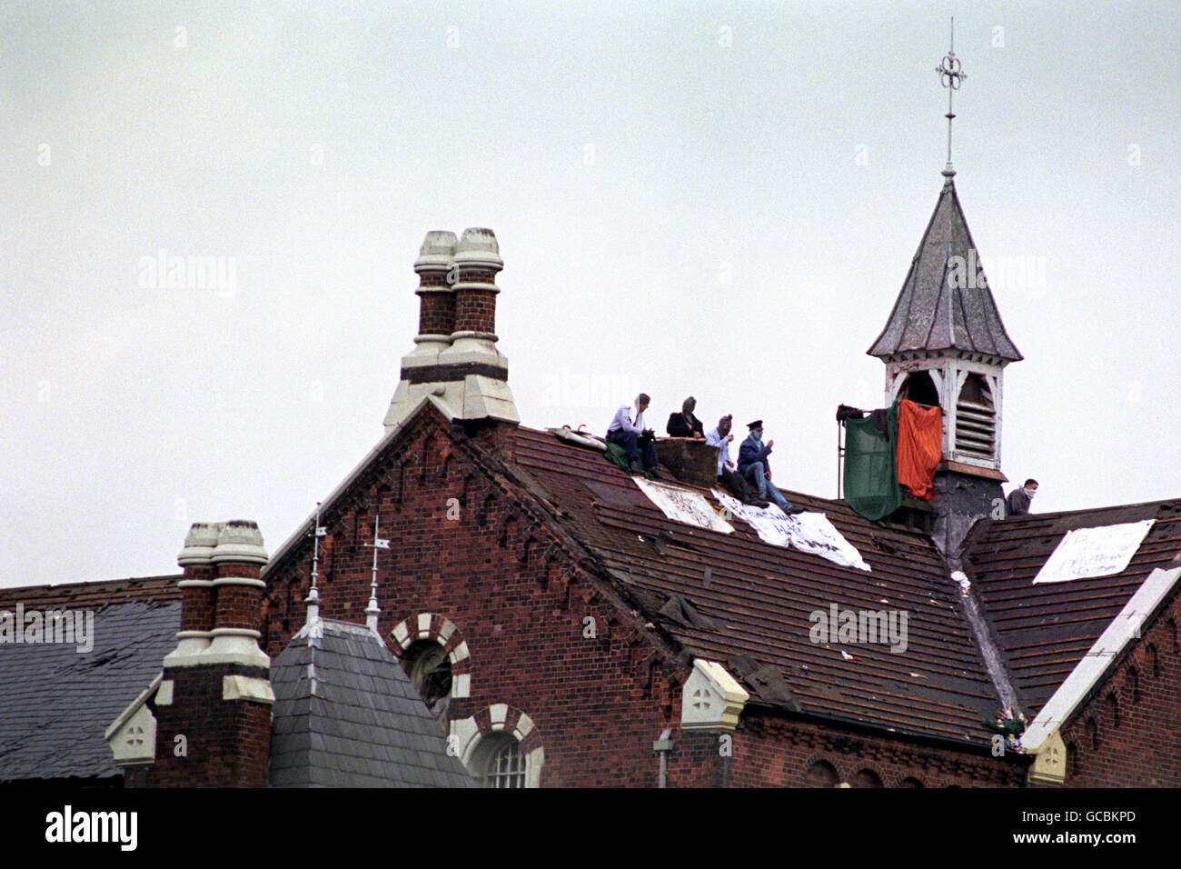 Crime - Strangeways Prison Riot - Manchester. Prisoners on the roof of Strangeways Prison in Manchester during the riot. Stock Photo