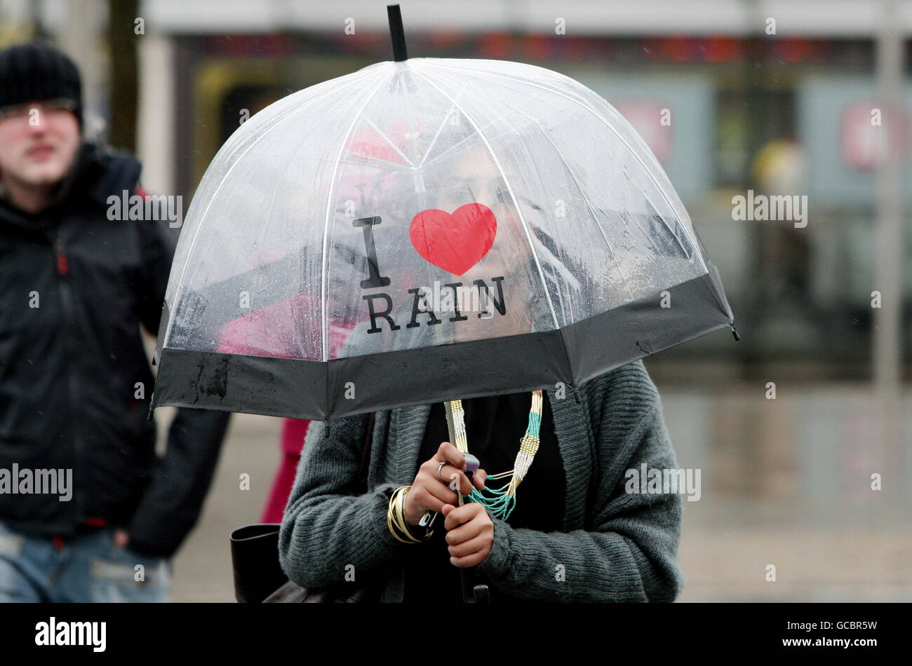 Where is my umbrella she asked. Зонт Англия. Зонтики в Великобритании. Англичанин с зонтиком. Манчестер дождь.