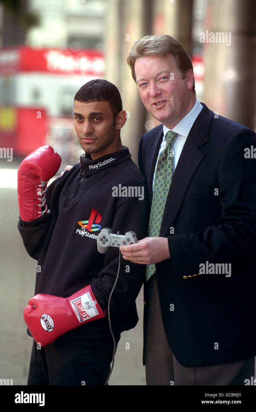 BOXING PROMOTER FRANK WARREN (R) WITH WBC SUPER-BANTAMWEIGHT CHAMPION PRINCE NASEEM HAMED, AT THE SPORTS CAFE IN LONDON FOR THE ANNOUNCEMENT A SPONSORSHIP PACKAGE PROMOTING SONY'S MUCH HYPED PLAYSTATION. Stock Photo