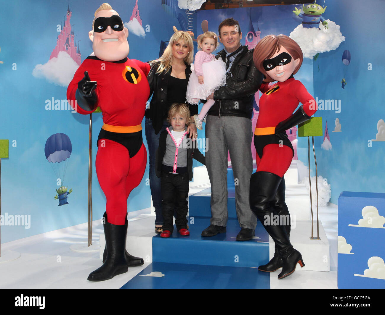 Shane Richie (2nd right) holding daughter Lolita Bell with his wife Christie Goddard and son Mackenzie Blue with people dressed as the Disney characters Mr and Mrs Incredible at the New Generation Festival launch event at Disneyland Paris. Stock Photo