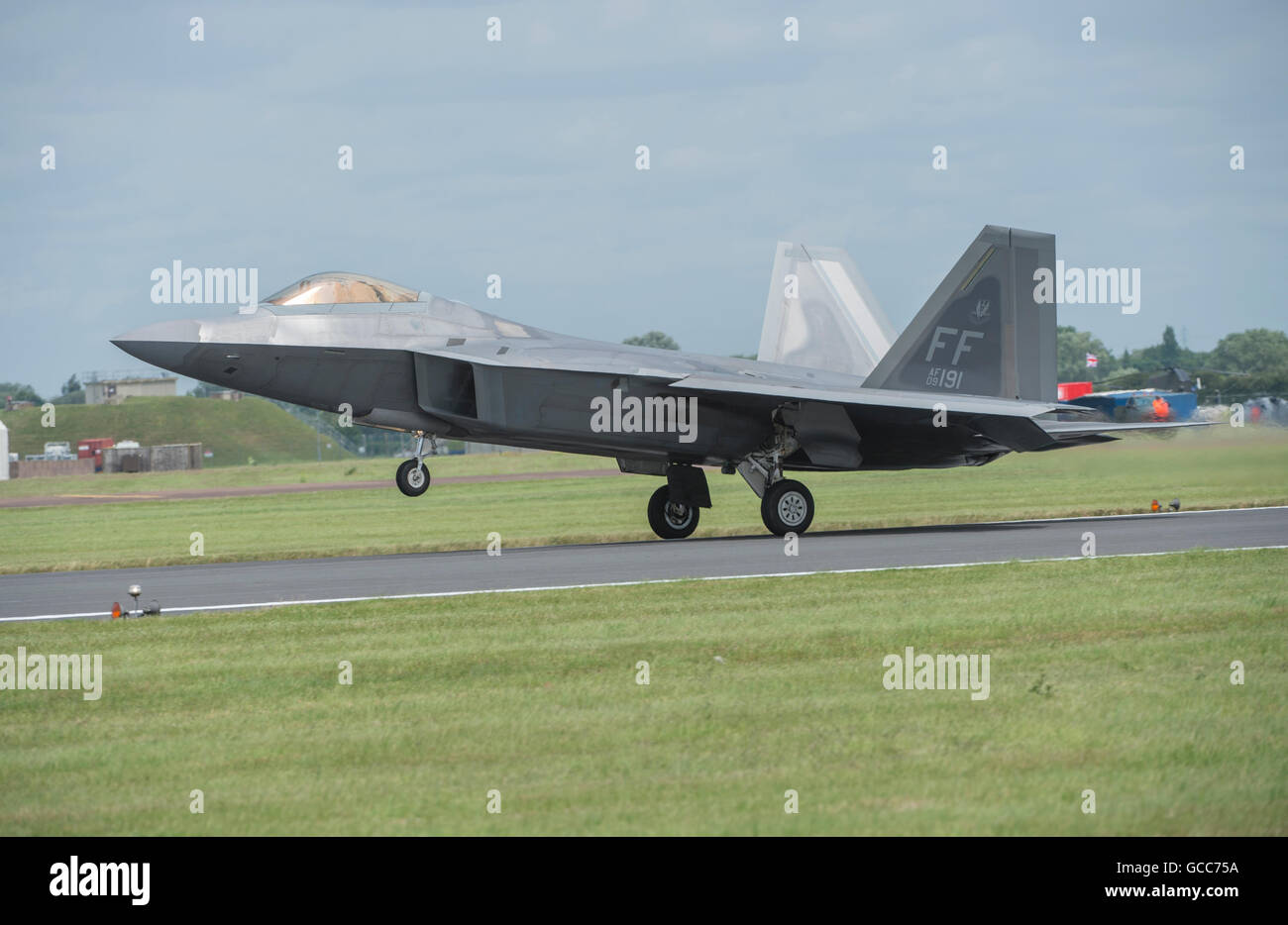 RAF Fairford, Gloucestershire. 8th July, 2016. Day 1 of the Royal International Air Tattoo (RIAT) with an impressive demo from the Lockheed Martin F-22A Raptor fifth generation stealth fighter. Credit:  aviationimages/Alamy Live News. Stock Photo