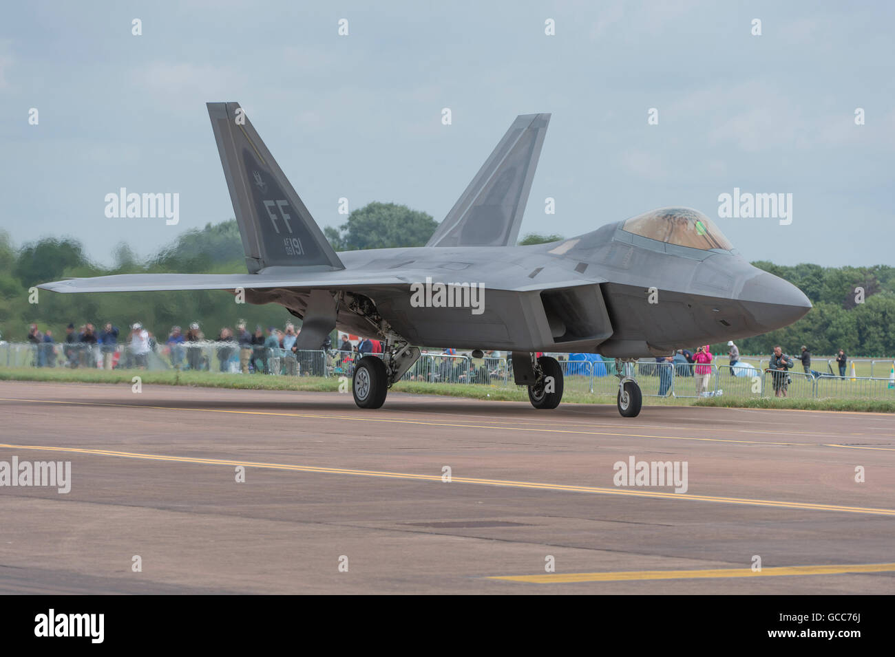 RAF Fairford, Gloucestershire. 8th July, 2016. Day 1 of the Royal International Air Tattoo (RIAT) with an impressive demo from the Lockheed Martin F-22A Raptor fifth generation stealth fighter. Credit:  aviationimages/Alamy Live News. Stock Photo
