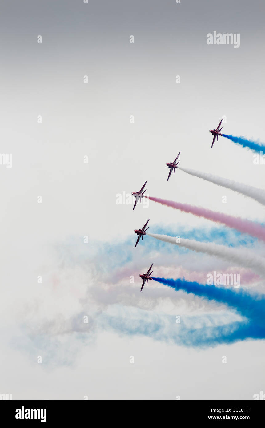 RAF Fairford, Gloucestershire, UK. 8th July 2016.  At the first day of the Royal International Air Tattoo the Royal Air Force Aerobatic Team, the Red Arrows, produced another stunning display. Credit:  Steven H Jones/Alamy Live News Stock Photo