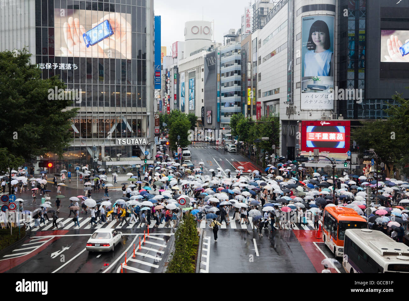 Tokyo, Japan. 9th July, 2016. Pedestrians hold umbrellas in the rain at ...