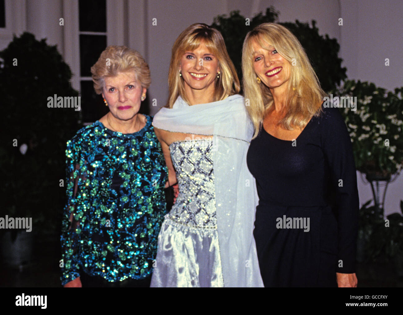 Washington, District of Columbia, USA. 22nd Oct, 1991. Australian singer, songwriter and actress Olivia Newton-John, center, arrives for the State Dinner hosted by United States President George H.W. Bush and first lady Barbara Bush honoring President VÃ¡clav Havel of Czechoslovakia at the White House in Washington, DC with her mother, Irene Newton-John, left, and sister, Rona Newton-John, right, on October 22, 1991.Credit: Ron Sachs/CNP © Ron Sachs/CNP/ZUMA Wire/Alamy Live News Stock Photo