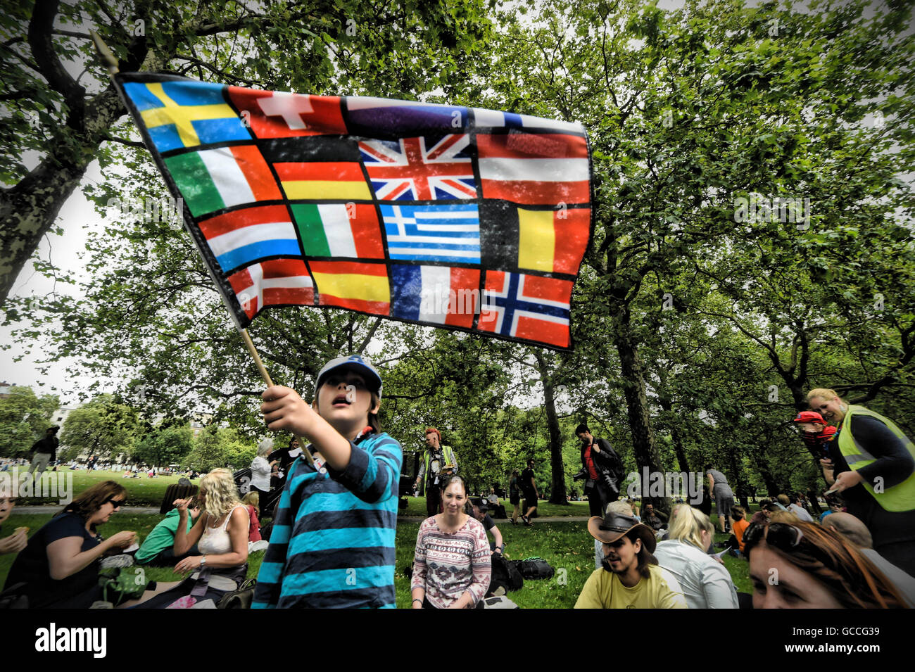 London, UK, UK. 9th July, 2016. Families from across the UK enjoyed a Brexit Picnic organised by 'MoreInCommon' in Green Park London to exchange ideas in groups about what to do next regarding the June 23rd vote for Britain to leave the EU. © Gail Orenstein/ZUMA Wire/Alamy Live News Stock Photo