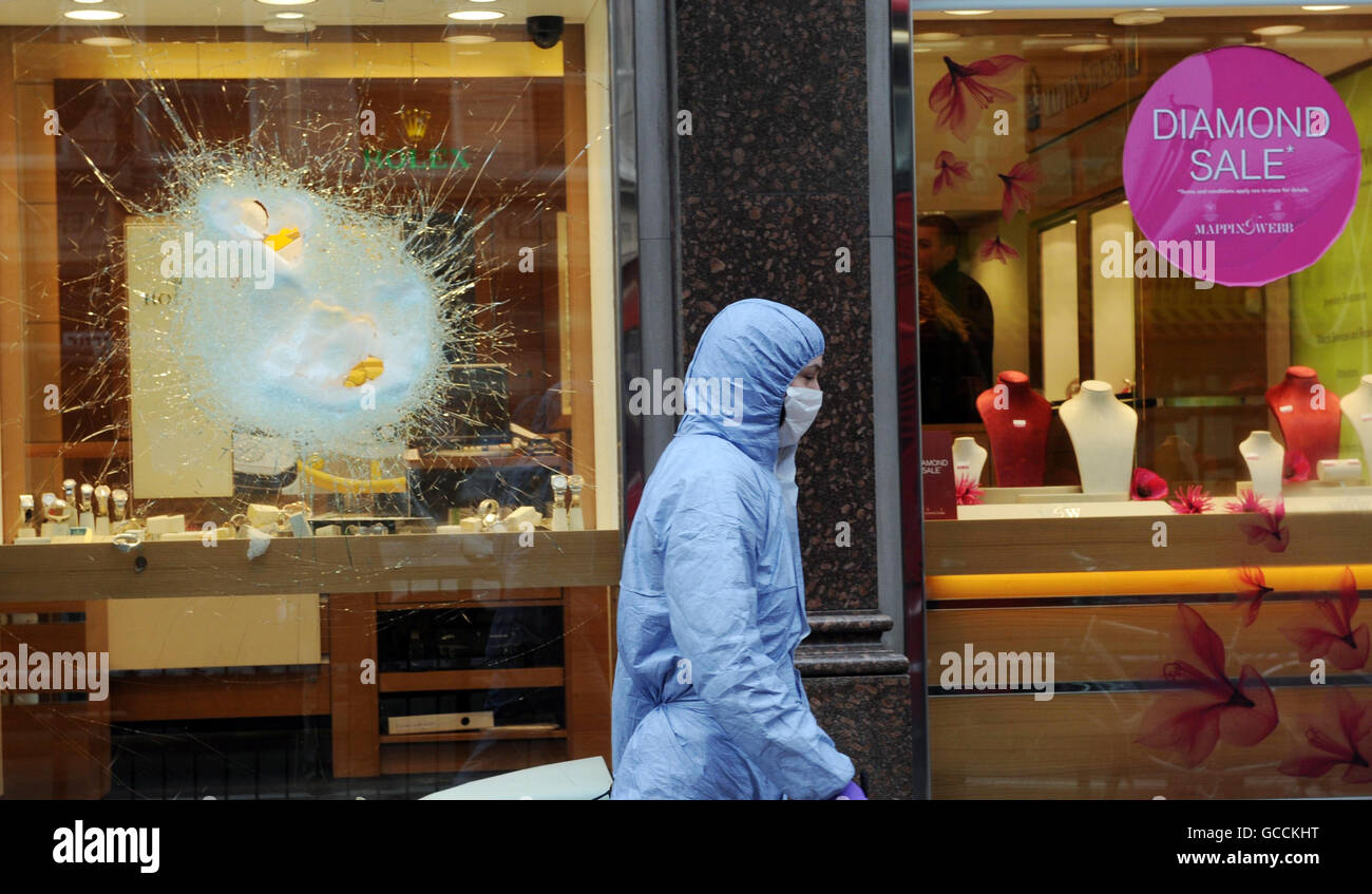 Forensic officers attend the scene of a smash and grab raid at the Jewellers Mappin and Webb on Piccadilly at the junction of Old Bond Street and Piccadilly in London's West End. Stock Photo