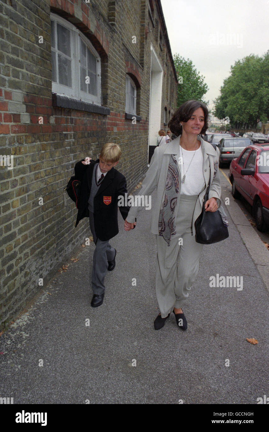 LABOUR LEADER TONY BLAIR'S WIFE CHERIE ESCORTS THEIR SON EUAN ON HIS FIRST DAY AT THE LONDON ORATORY. THE DECISION TO SEND HIS SON TO A GRANT MAINTAINED SCHOOL, IN CONTRAVENTION TO TRADITIONAL LABOUR POLICY, IS LIKELY TO CAUSE SOME DIVISION IN THE PARTY. Stock Photo