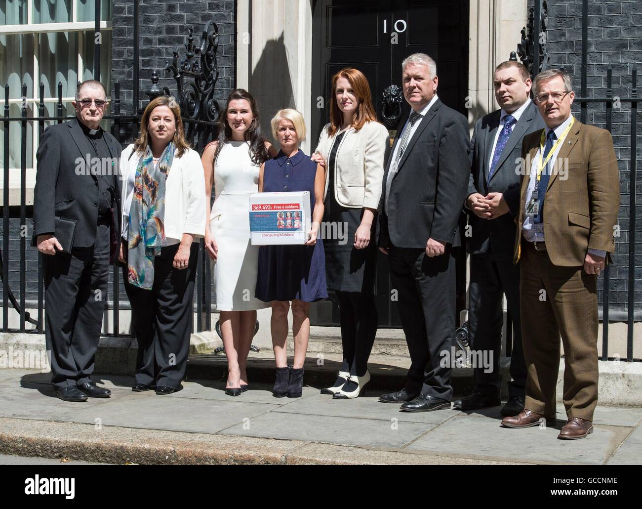 (Left to right) The Revd Canon Ken Peters, Kirsten Oswald MP, Yvonne MacHugh, Lisa Dunn, Joanne Thomlinson, Ian Lavery MP, Jonathan Arnott MEP and Brendan O'Hara MP, present a 350,000 signature petition to Downing Street for the release of several British men who have been held in jail in India for firearms charges for the last 1000 days. Stock Photo