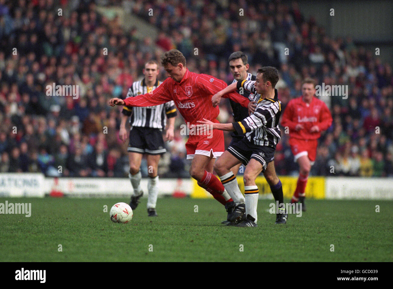 Soccer - Endsleigh League Division One - Notts County v Nottingham Forest - Meadow Lane. Nottingham Forest's Lars Bohinen holds off Notts County's Paul Devlin, watched by referee Philip Don. Stock Photo